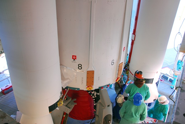 Des techniciens travaillent sur une fusée du programme spatial des États-Unis