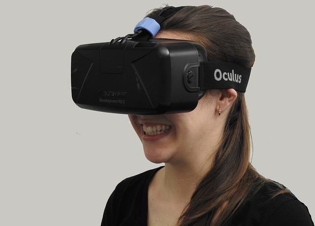 Une jeune femme portant un casque de réalité virtuelle