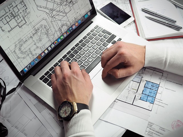 Un architecte qui utilise un logiciel de modélisation