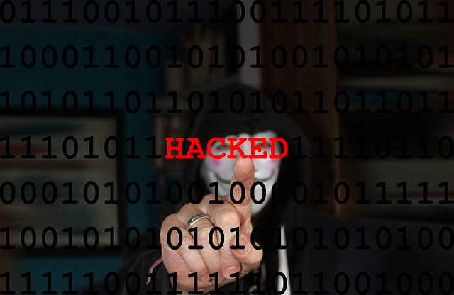 Un hackeur craque un code informatique